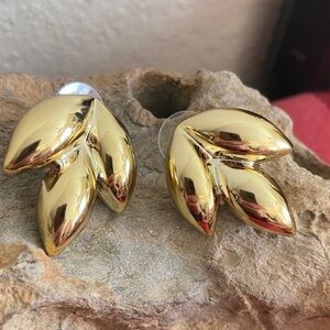 5/$10❤️❤️❤️New Puffy Gold Tone Plastic Leaf Stud Earrings